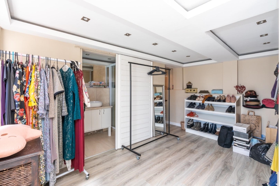 6 Bedroom Property for Sale in Vredehoek Western Cape